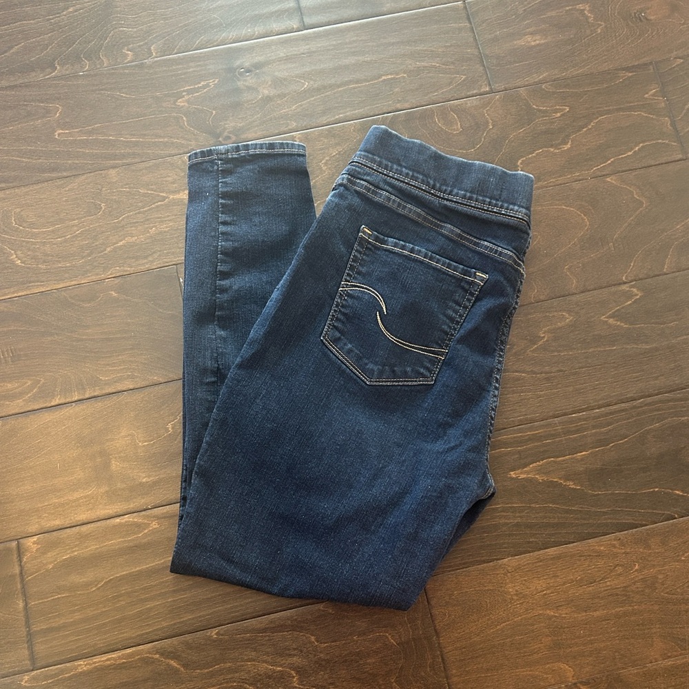 🥳HOST PICK!! 🥳 Signature by Levi Strauss -Totally Shaping Pull-On Skinny Jeans - Picture 7 of 12